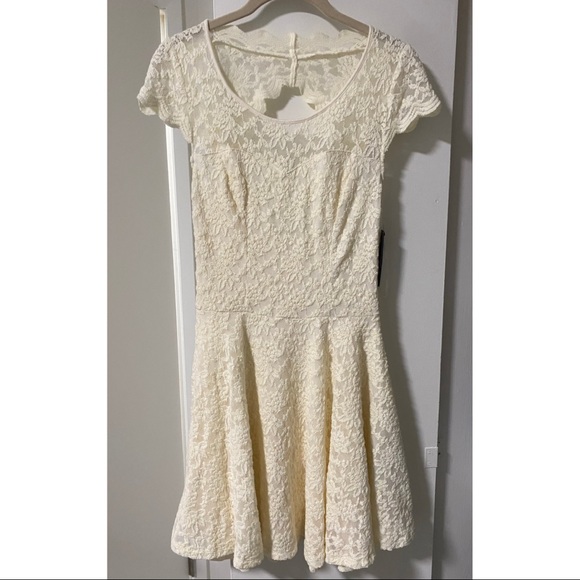 Guess Lace Dress with Short Sleeves & v-shaped back - Picture 2 of 5